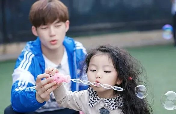 阿拉蕾(崔雅涵)是谁的女儿?