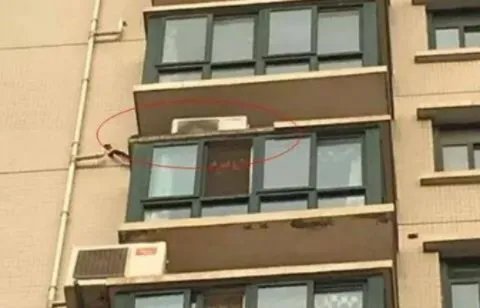 被脱落窗砸中身亡：事件详情背后引人深思（图）