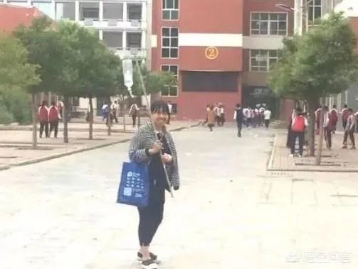 河南女教师肩扛输液杆上课走红，你怎么看？