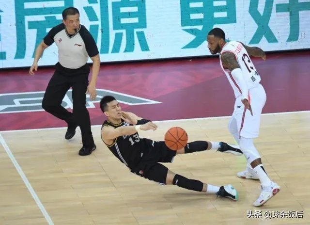 辽宁男篮纸面实力占优，总决赛第一场到底输在了哪里？