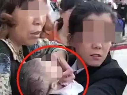 谁扔苹果砸中女婴？