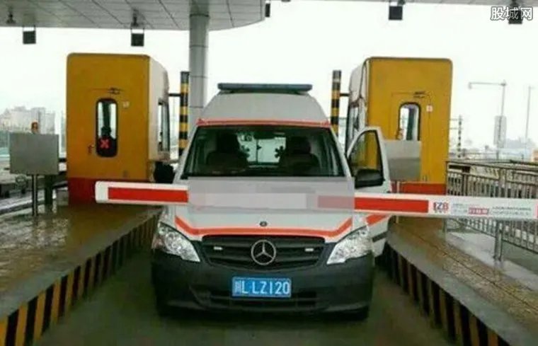 救护车不缴费被拦 究竟救护车该不该缴费？