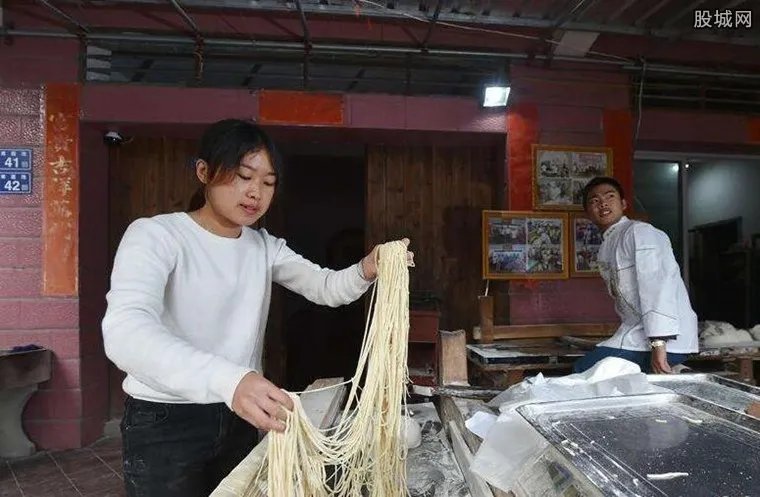 大学生返乡卖面条 回家经营上百年的手工面铺子