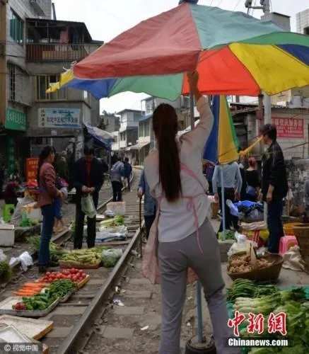 你如何看待贵州遵义出现“铁路菜市”这种现象？
