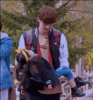 阿拉蕾(崔雅涵)是谁的女儿?