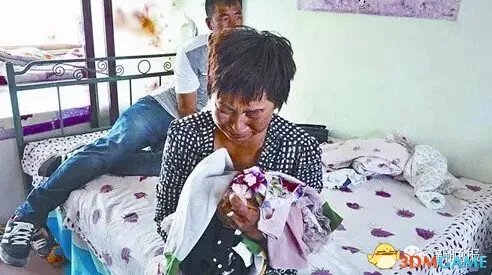 5岁女童被校车碾压2次 其父目睹惨状来不及施救