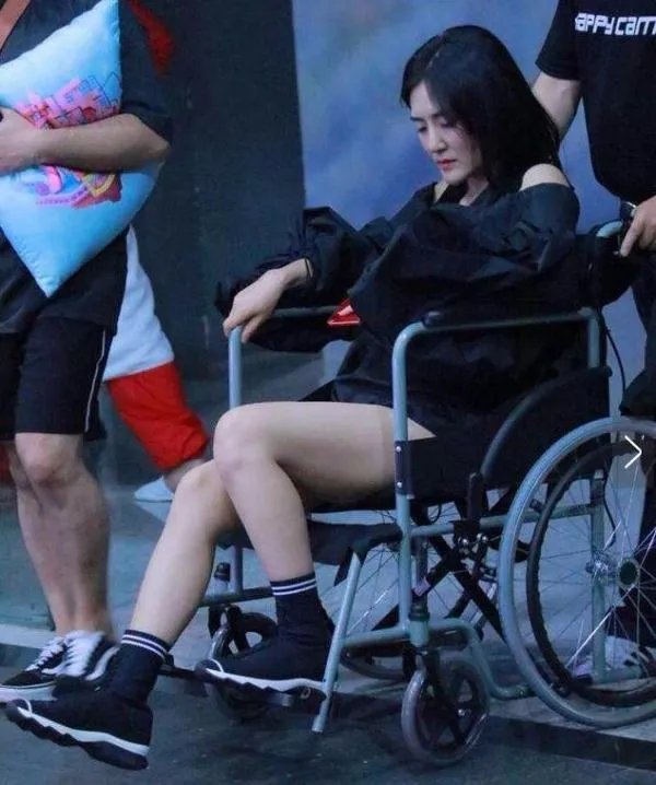 谢娜坐轮椅录节目是怎么回事?