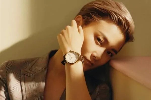 李宇春嫁78岁外国富翁是真的吗 为什么这么火