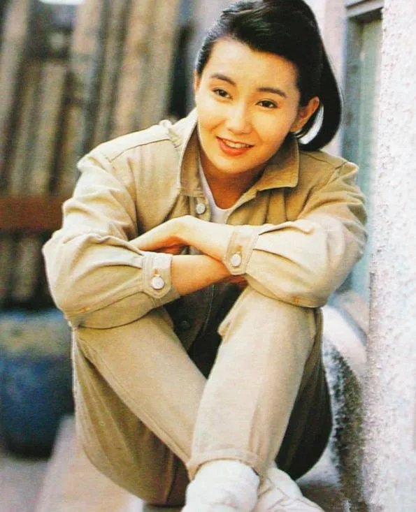 54岁张曼玉逛地摊：张曼玉现状与昔日魅力回顾