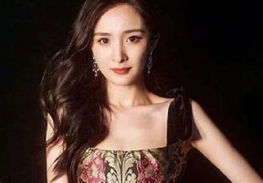 杨幂受伤后首次现身，戴着墨镜用纱布缠着眼角，她的状态如何？