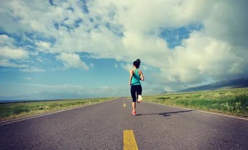 76岁奶奶坚持长跑十年,长跑时有哪些注意事项?