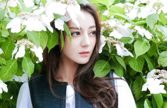 向迪丽热巴求婚男子已被送警察局，事情经过如何？