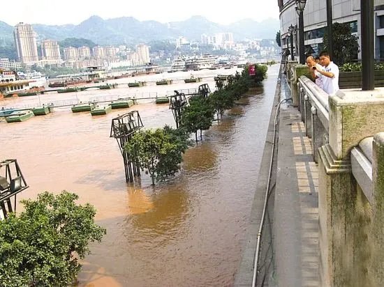 如何看待洪峰过境重庆造成的损失呢？