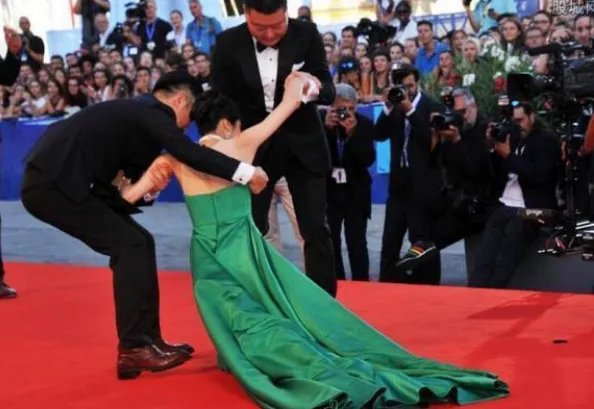 走红毯“出丑”的5大女星,范冰冰“前门大开”,难道没发现吗?