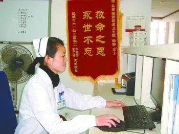 怀孕护士跪地急救什么情况?