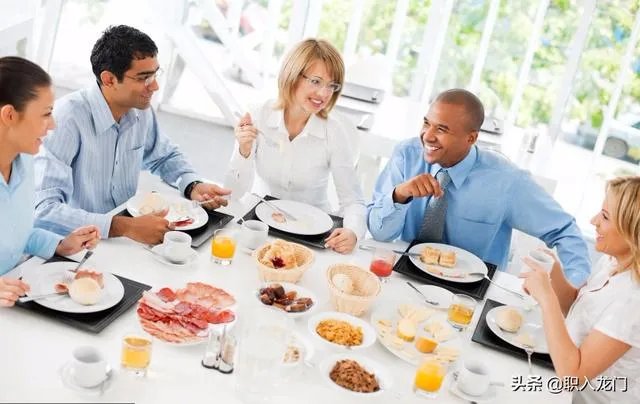 带上女朋友参加领导饭局，领导夹了青椒给女友。这有什么含义吗？