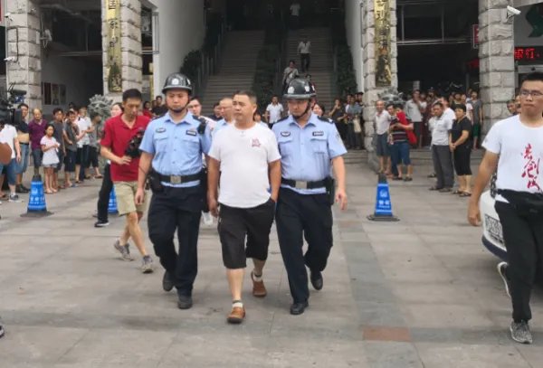 山西男子当街持刀砍伤3人，司机连撞3下制止，司机此举避免了什么后果？