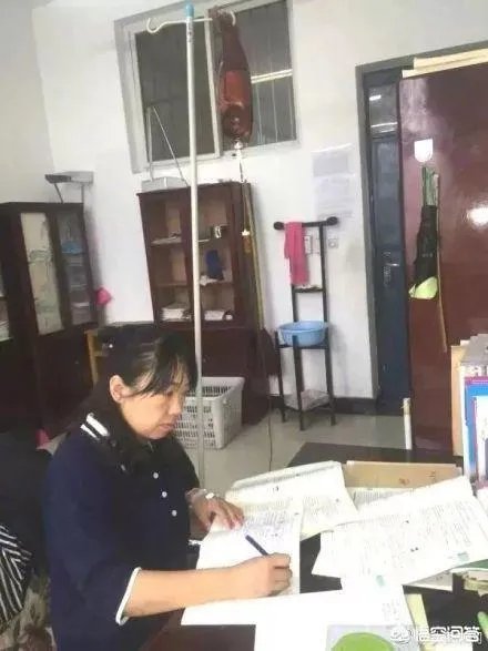 河南女教师肩扛输液杆上课走红,你怎么看?