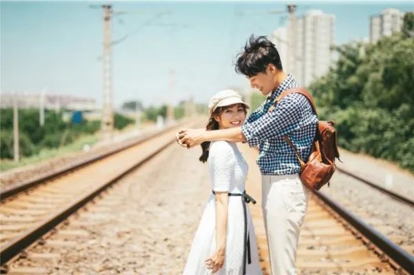 4女子铁轨上拍婚纱照被罚，你觉得拍照该不该去这种地方？