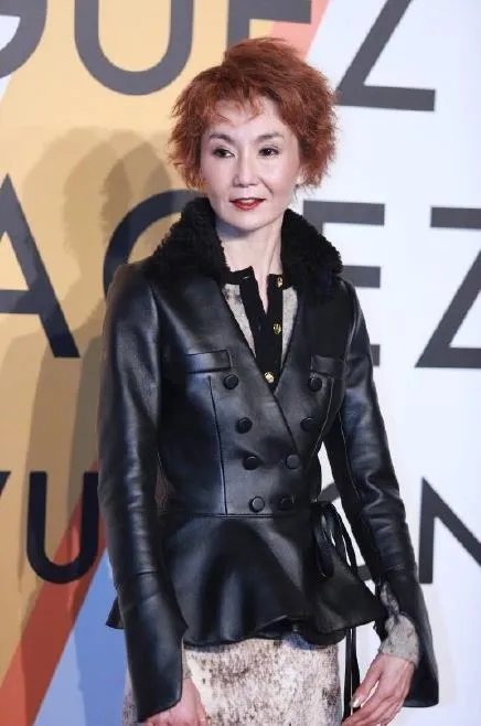 54岁张曼玉逛地摊：张曼玉现状与昔日魅力回顾