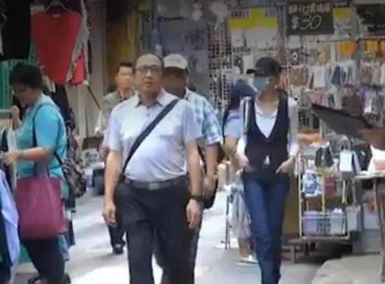 54岁张曼玉逛地摊：张曼玉现状与昔日魅力回顾