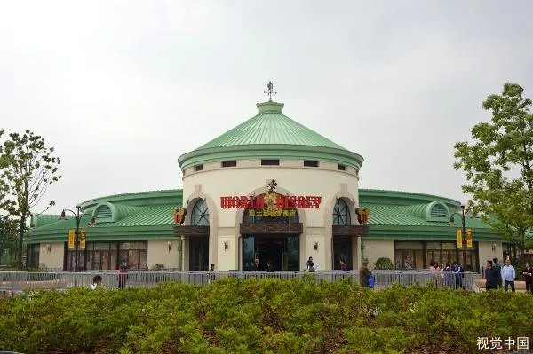 迪士尼的游客在排队时昏倒身故，导致其身亡的原因是什么？