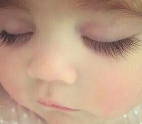 昆凌女儿的照片曝光 水嫩皮肤长睫毛惹网友沦陷