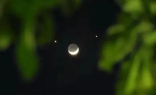 双星伴月连续两晚出现是怎么回事 双星伴月是哪两颗星