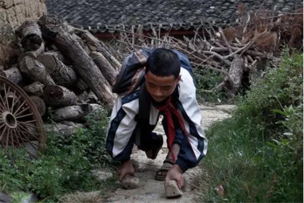 十大关于山村贫困学生的微电影:触动心灵,第五走钢索上学