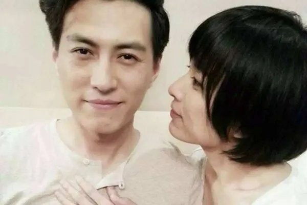 靳东老婆李佳个人简历 靳东自爆自己是个妻管严