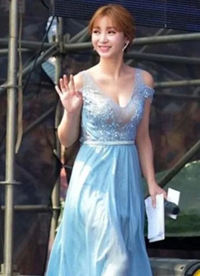 柳岩的乳透明装泳装被扒 网友直呼怎么看都不腻