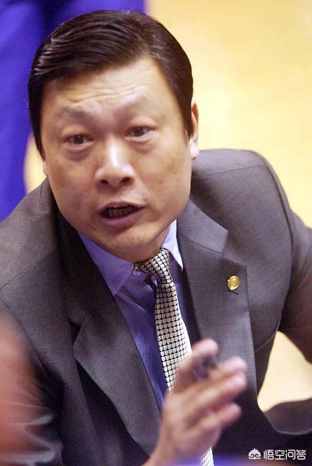 新疆队在一个月前辟谣李秋平离任，现在又官宣李秋平离任，这是为什么？