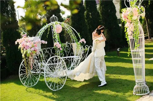 夏天婚礼新郎穿什么合适 如何打造浪漫夏季婚礼