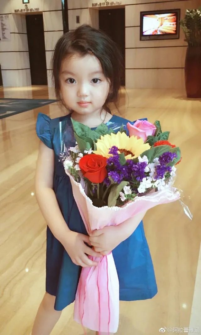 阿拉蕾(崔雅涵)是谁的女儿?