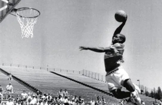 厄尔·麦尼考尔特是跳的最高的人吗 他是怎么练弹跳的