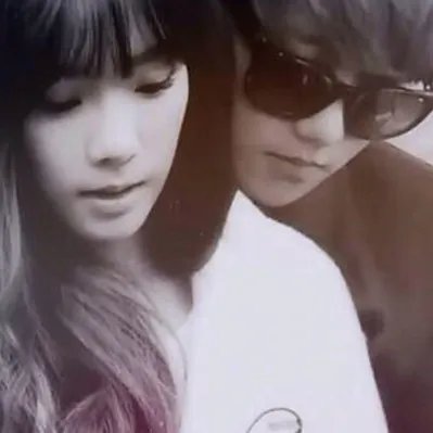 边伯贤金泰妍接吻照片曝光 细说两人甜蜜故事