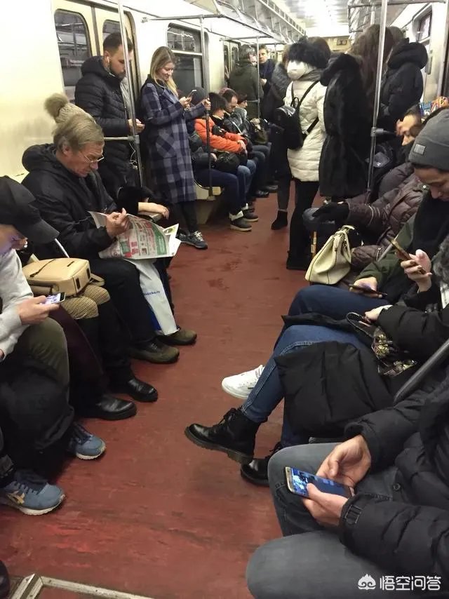 如何看待“莫斯科人地铁读书照引中国网友嘲讽,都是因为没wifi”?