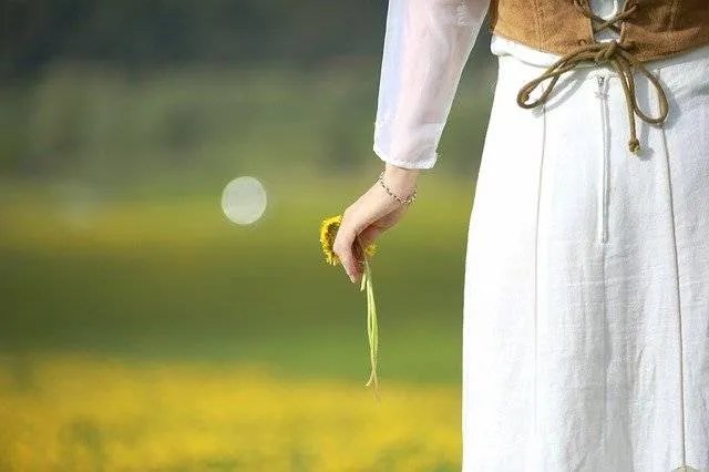 一个在上面吃二个在下㖭是什么意思？