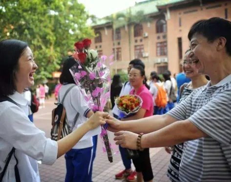 重庆一女生考完第一个飞奔出校，当时她是什么心情？