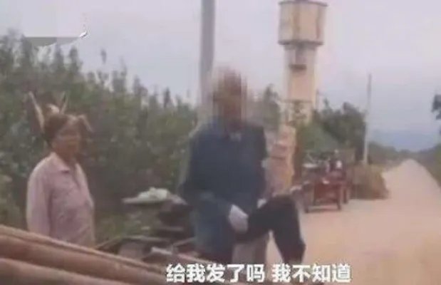 新人婚礼途中被村民拦车要烟 究竟是图热闹还是敲诈勒索