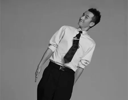 文章澄清牵手门 不想总“被出轨”穿衣还是要慎重