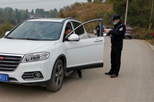 山西男子当街持刀砍伤3人，司机连撞3下制止，司机此举避免了什么后果？