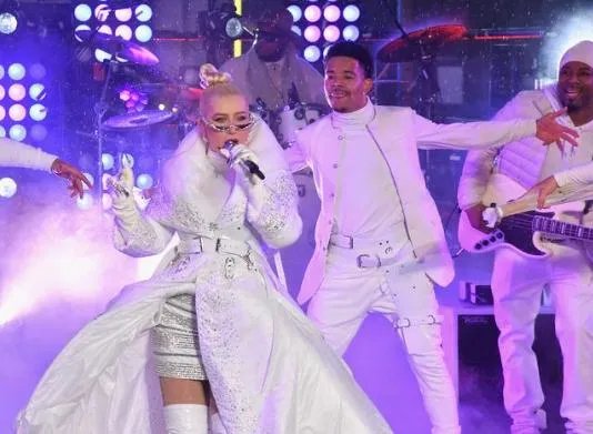 美国纽约民众雨中跨年 系24年来首次安保严密