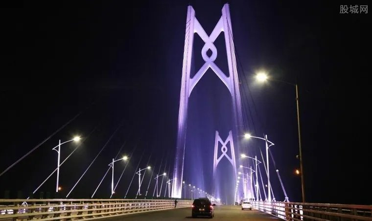 港珠澳桥全线亮灯 港珠澳大桥什么时候通车