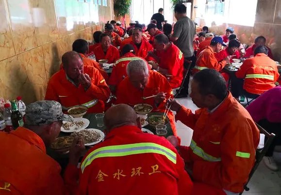 餐馆老板请60名环卫工吃团圆饭，饭后环卫工做了什么？