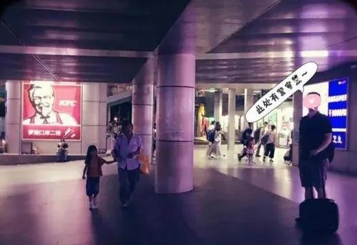 男子坐地铁为什么突然被铐？