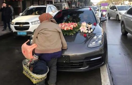 新人婚礼途中被村民拦车要烟 究竟是图热闹还是敲诈勒索