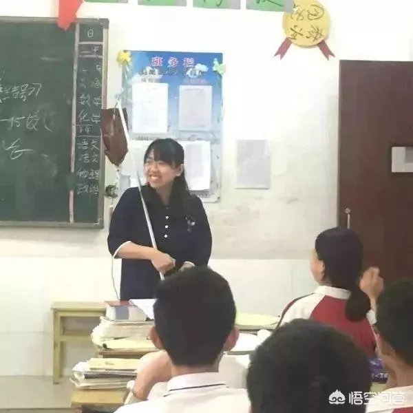 河南女教师肩扛输液杆上课走红,你怎么看?
