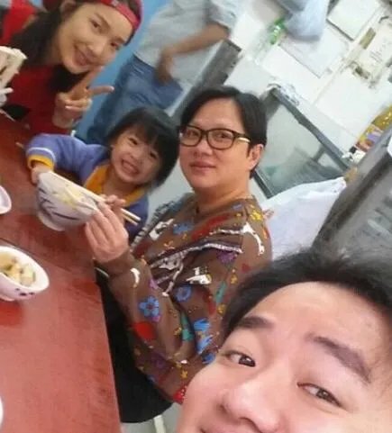 王祖蓝晒家人合影 与妈妈简直一模一样