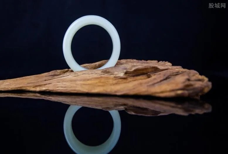 卡地亚love手镯价格 卡地亚手镯最便宜多少